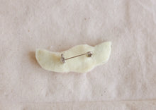 Load image into Gallery viewer, Brooch - Roses
